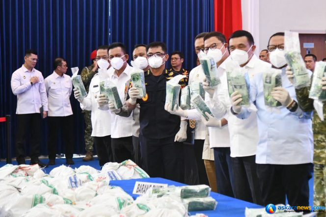 
 Gubernur Kepulauan Riau (dua dari kiri) saat menghadiri konferensi pers sekaligus pemusnahan barang bukti ketamine seberat 1,3 ton di Gedung Fisabilillah Komando Daerah TNI AL IV, Rabu (12/8/2026)