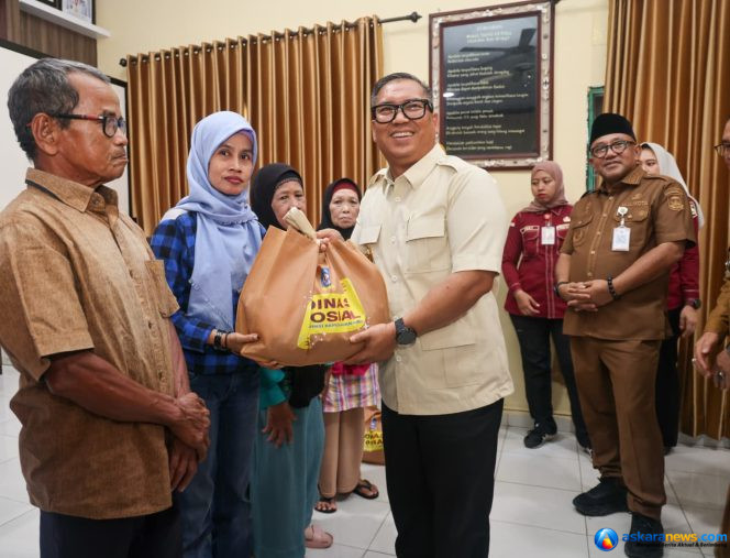 
 Wakil Gubernur Kepulauan Riau Nyanyang Haris Pratamura menyerahkan paket sembako kepada masyarakat Kota Tanjungpinang, Selasa (4/8/2026). Sebanyak 500 paket diserahkan secara simbolis bertempat di Kantor Camat Tanjungpinang Timur.
