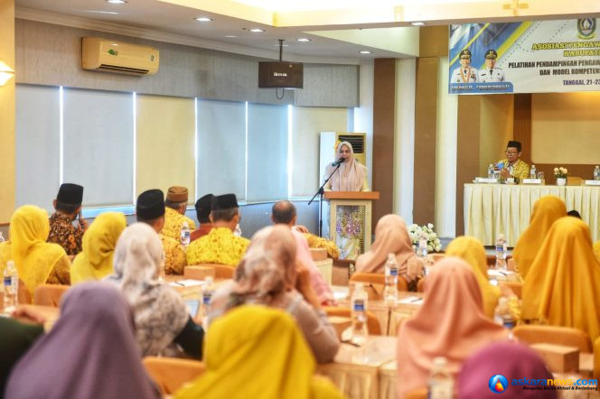 
 Ketua TP PKK Kepri, Dewi Kumalasari Ansar memberikan kata sambutan pada kegiatan Pelatihan Pendamping Pengawasan Sekolah diselenggarakan APSI Bintan, Jumat (21/8/2026). 