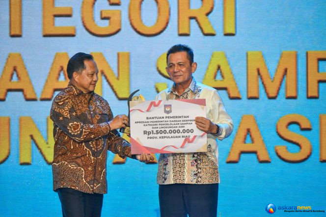 
 ubernur Kepri Ansar Ahmad menerima plakat penghargaan Terbaik II Pengelolaan Sampah dan Lingkungan Asri Regional Sumatera dari Mendagri Muhammad Tito Karnavian di Hotel Radisson Batam, Rabu (12/8/2026).