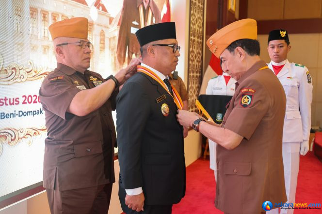 
 Wakil Gubernur Kepri, Nyanyang Haris Pratamura menerima Anugerah Bintang veteran RI yang disematkan oleh Sekjen DPP Legiun Veteran RI Laksamana Madya TNI (Purn) Djoko Sumaryono pada peringatan Hari Veteran Nasional tingkat Provinsi Kepri di Aula Wan Seri Beni, Dompak, Tanjungpinang. 