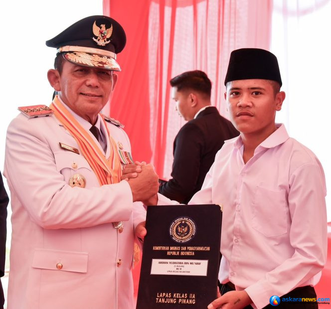 
 Gubernur Kepri Ansar Ahmad menyerahkan remisi umum kepada warga binaan Lapas Kelas II A Tanjungpinang, Senin (17/8/2026). 