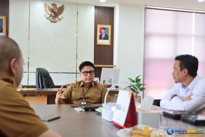 
 Kepala Dinas Kominfo Provinsi Kepri, Hendri Kurniadi dalam pertemuan bersama Tim Pusat data dan Sistem Informasi (PDSI) BP Batam di ruang kerjanya, Kantor Diskominfo Kepri, Dompak, Tanjungpinang, Selasa (18/8/2026).