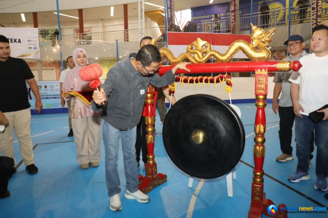 
 Sejumlah atlet menyalami Wali Kota Batam, Amsakar Achmad, saat pembukaan Wali Kota Batam Open Karate Championship II Tahun 2026 di Nagoya Citywalk, Lubukbaja, Sabtu (1/8/2026). 