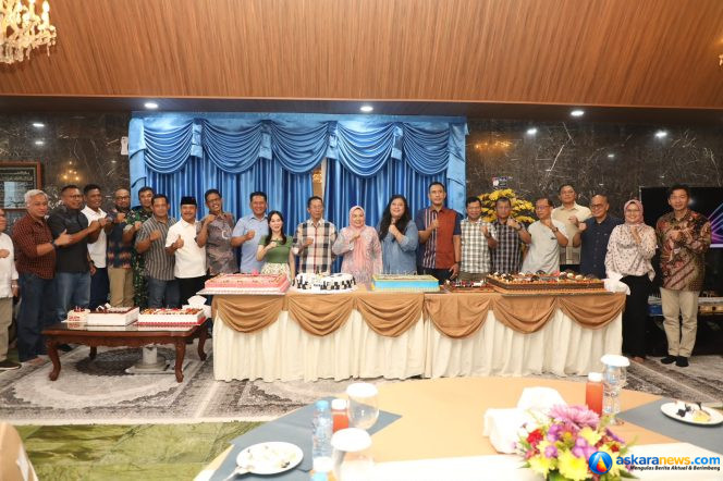 
 Sejumlah pejabat Forkopimda Batam bersama Wali Kota Batam, Amsakar Achmad, usai memberi kejutan di HUT ke-58 di Wisma Batam, Sekupang, Sabtu (1/8/2026). (Dok Humas Diskominfo Batam 