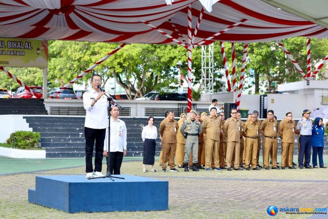 
 Wali Kota Batam, Amsakar Achmad, memimpin apel gabungan Pemko Batam di Dataran Engku Putri, Batamcentre, Senin (3/8/2026). 