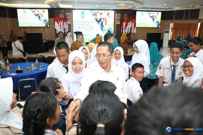 
 Sejumlah siswa menyalami Wali Kota Batam, Amsakar Achmad, di Kantor Wali Kota Batam, Senin (3/8/2026). 