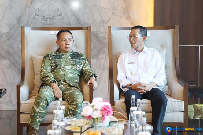 
 Wali Kota Batam, Amsakar Achmad, berbincang dengan Panglima TNI, Jenderal Agus Subiyanto, di Bandara Internasional Hang Nadim Batam, Senin (4/8/2026). 