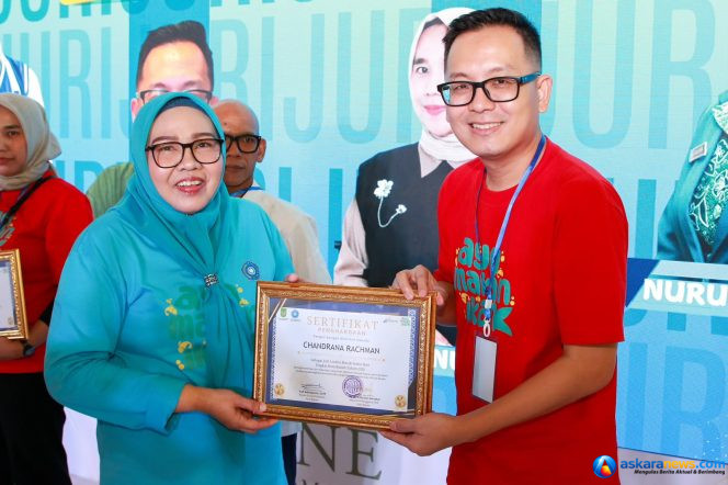 
 Ketua TP-PKK Batam, Erlita Amsakar, menyerahkan piagam penghargaan kepada juri Lomba Masak Serba Ikan Tingkat Kota Batam Tahun 2026 di One Batam Mall, Rabu (5/8/2026). 