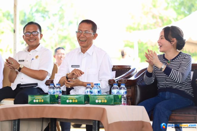 
 Wali Kota Batam, Amsakar Achmad, bersama Wakil Wali Kota Batam, Li Claudia Chandra, dan Kepala Disdik Batam, Hendri Arulan, menghadiri silaturahmi bersama guru dan tenaga kependidikan di Dataran Engku Putri, Batam Centre, Rabu (5/8/2026). 