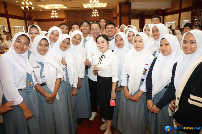 
 Wali Kota Batam, Amsakar Achmad dan Wakil Wali Kota Batam, Li Claudia Chandra, bersama sejumlah pelajar saat sosialisasi beasiswa perguruan tinggi, belum lama ini.