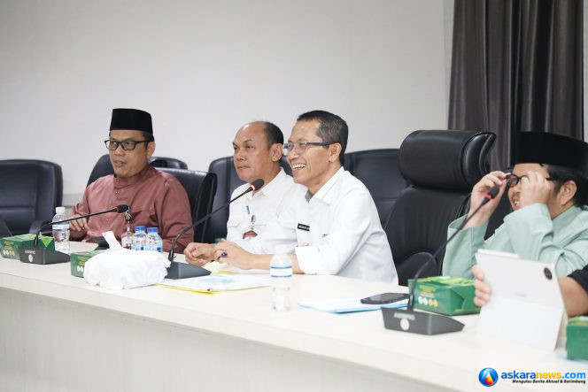 
 Wali Kota Batam, Amsakar Achmad, mengikuti penilaian pemerintah daerah berprestasi dalam implementasi Program 3 Juta Rumah secara virtual dari Kantor Wali Kota Batam, Jumat (7/8/2026). 
