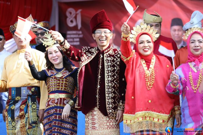 
 Wali Kota Batam, Amsakar Achmad, dan Wakil Wali Kota Batam, Li Claudia Chandra, serta Ketua TP-PKK Batam, Erlita Amsakar, bersama sejumlah pejabat melepas peserta pawai pembangunan dan pawai budaya di Dataran Engku Hamidah, Batam, Minggu (9/8/2026). 