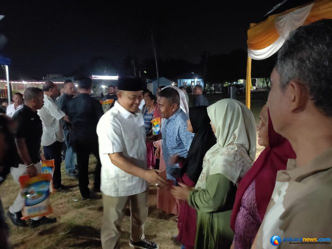 
 Ketua DPRD Provinsi Kepri Iman Sutiawan poto bersama sekaligus penyerahan sembako secara simbolis kepada warga, Pada 9 Agustus 2026,