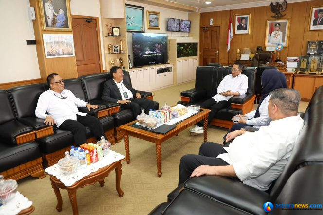 
 Wali Kota Batam, Amsakar Achmad, menerima kunjungan kerja Kepala PN Batam yang baru, Arizal Anwar, bersama mantan Kepala PN Batam, Tiwik, di Kantor Wali Kota Batam, Senin (10/8/2026). 