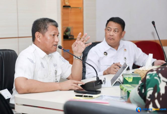 
 Sekda Batam, Firmansyah, menyampaikan pemaparan dalam Rapat Koordinasi Analisis Capaian Pemanfaatan IKD dalam Mendukung Perluasan Program Perlindungan Sosial di Provinsi Kepulauan Riau di Kantor Wali Kota Batam, Selasa (11/8/2026).