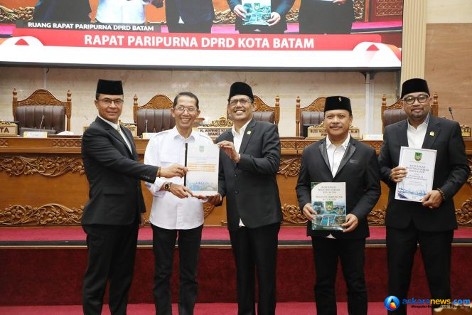 
 Wali Kota Batam, Amsakar Achmad, menyerahkan Ranperda kepada pimpinan DPRD Batam saat Sidang Paripurna di Kantor DPRD Batam, Sabtu (15/8/2026). 