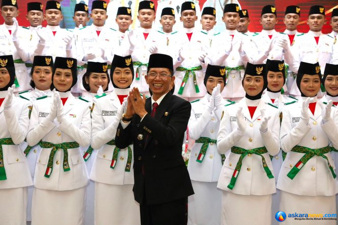 
 Wali Kota Batam, Amsakar Achmad, bersama Paskibraka Kota Batam 2026 usai dikukuhkan di Golden Prawn 933, Bengkong, Sabtu (15/8/2026) malam. 