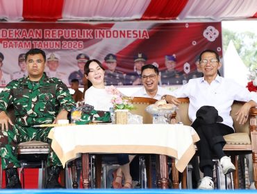 Wali Kota Batam, Amsakar Achmad, bersama Wakil Wali Kota Batam, Li Claudia Chandra, menghadiri gladi bersih upacara HUT ke-81 RI di Dataran Engku Putri, Batam Centre, Minggu (16/8/2026). 