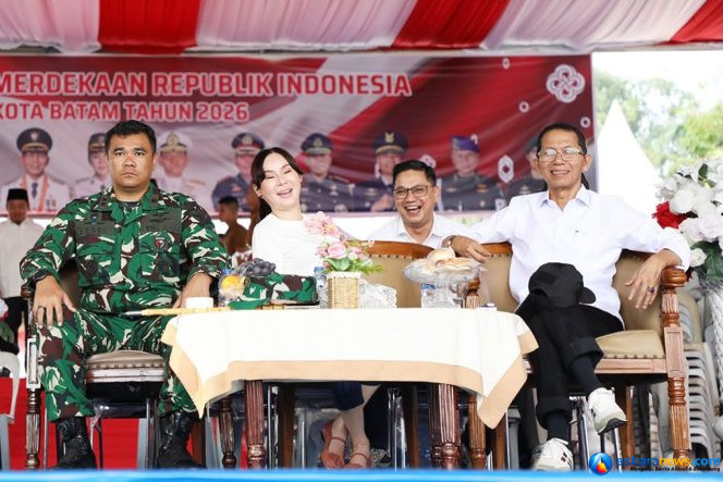 
 Wali Kota Batam, Amsakar Achmad, bersama Wakil Wali Kota Batam, Li Claudia Chandra, menghadiri gladi bersih upacara HUT ke-81 RI di Dataran Engku Putri, Batam Centre, Minggu (16/8/2026). 