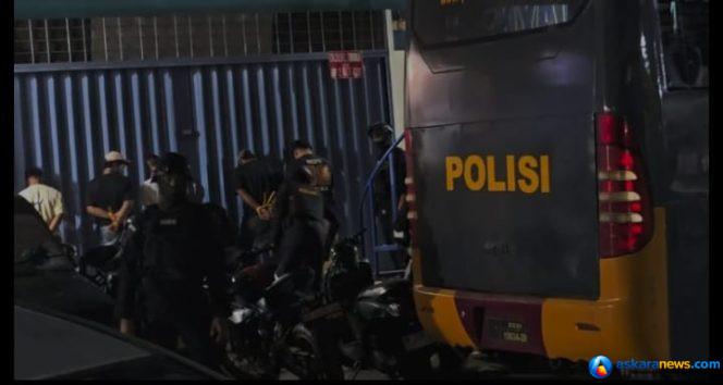 
 Tim Mabes Polri Gerebek lokasi Jekpot Nagoya Game Zona dan Kasino yang berada di kawasan depan Hotel Nagoya, Batam.