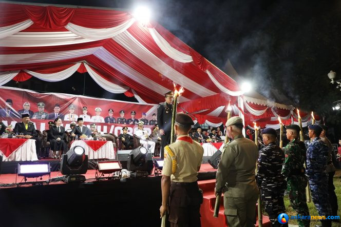 
 Wali Kota Batam, Amsakar Achmad, bersama Wakil Wali Kota Batam, Li Claudia Chandra, menyaksikan penyalaan obor saat Pawai Obor/Taptu dalam rangka memperingati HUT ke-81 RI di Dataran Engku Hamidah, Batam Centre, Minggu (16/8/2026) malam. 