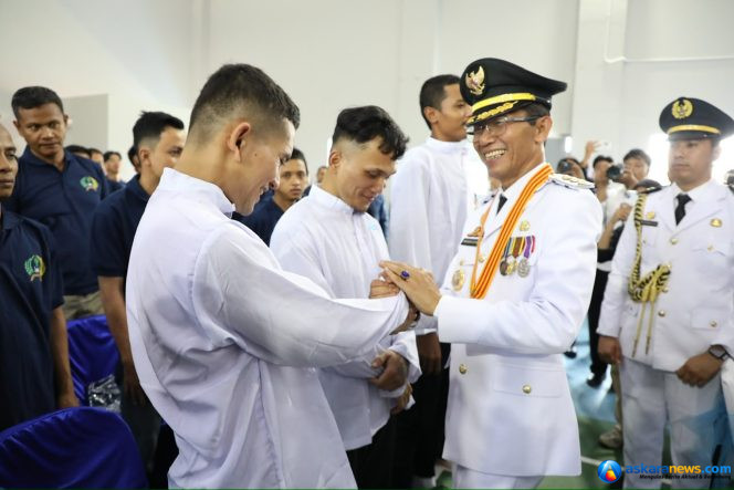 
 Wali Kota Batam, Amsakar Achmad, berbincang dengan salah seorang penerima remisi di Aula Lapas Kelas IIA Batam, Senin (17/8/2026). 