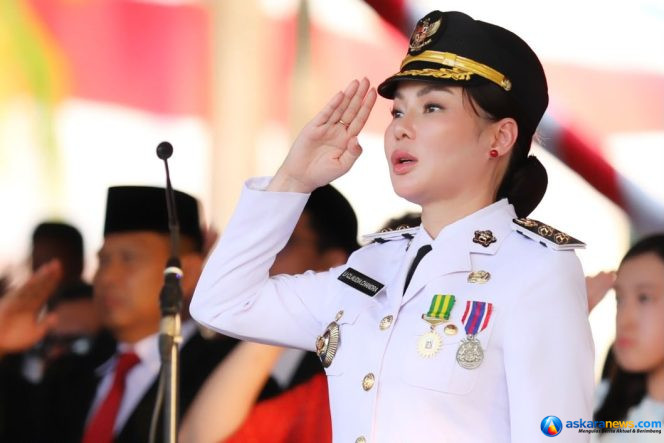 
 Wakil Wali Kota Batam, Li Claudia Chandra, memberi hormat kepada Merah Putih saat upacara penurunan bendera dalam rangka HUT ke-81 RI di Dataran Engku Putri, Batam Center, Senin (17/8/2026).