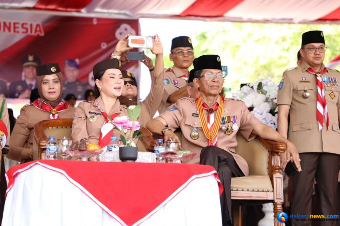 
 Wali Kota Batam, Amsakar Achmad, bersama Wakil Wali Kota Batam, Li Claudia Chandra, menghadiri Upacara Peringatan Hari Pramuka ke-65 Tingkat Kota Batam di Dataran Engku Putri, Batam Center, Selasa (18/8/2026).