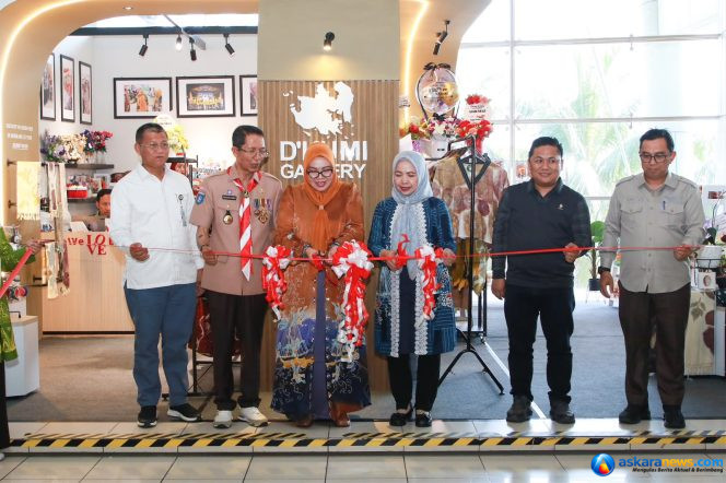 
 Wali Kota Batam, Amsakar Achmad, bersama Ketua Dekranasda Kota Batam, Erlita Amsakar, dan sejumlah pejabat meresmikan Pojok UMKM D’KUMI Galeri di Terminal Feri Internasional Sekupang, Selasa (18/8/2026). 