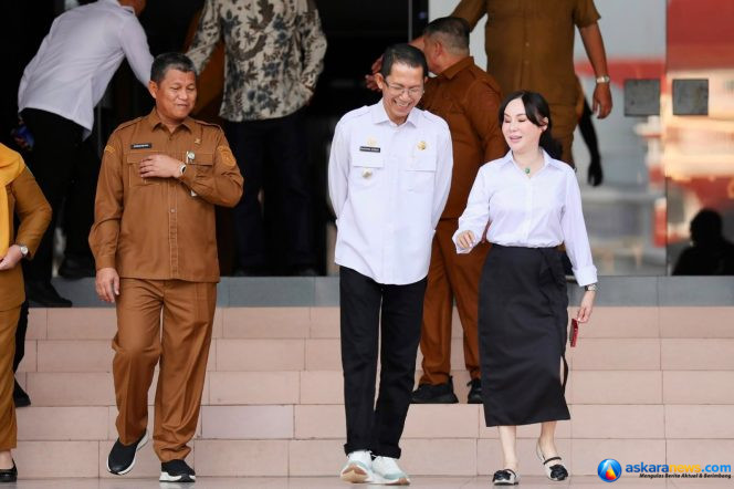 
 Wali Kota Batam, Amsakar Achmad, berbincang dengan Wakil Wali Kota Batam, Li Claudia Chandra, dan didampingi Sekda Batam, Firmansyah, belum lama ini.