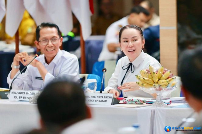 
 Wali Kota Batam, Amsakar Achmad, bersama Wakil Wali Kota Batam, Li Claudia Chandra. 