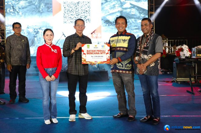 
 Wali Kota Batam, Amsakar Achmad, bersama Wakil Wali Kota Batam, Li Claudia Chandra, menyerahkan secara simbolis bantuan Batam Peduli Bencana NTT saat Semarak Kemerdekaan dalam rangka HUT ke-81 RI di Dataran Engku Putri, Batamcentre, Jumat (21/8/2026). 