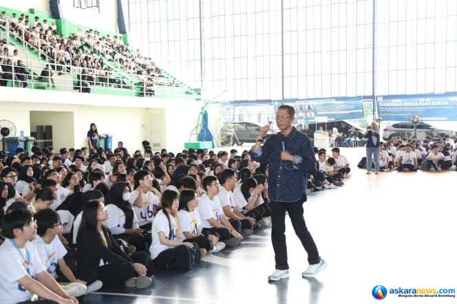 
 Sejumlah mahasiswa baru UIB berswafoto bersama Wali Kota Batam, Amsakar Achmad, saat PKKMB di Sport Hall UIB, Sabtu (22/8/2026