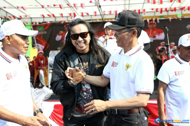 
 Wali Kota Batam, Amsakar Achmad bersama penyanyi Poey Stings saat menghadiri HUT ke-81 RI di Bulang, Minggu (23/8/2026). 