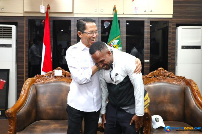 
 Wali Kota Batam, Amsakar Achmad, berbincang dengan mantan pemain timnas Indonesia, Oktovianus Maniani saat pertemuan di Kantor Wali Kota Batam, Senin (24/8/2026). 