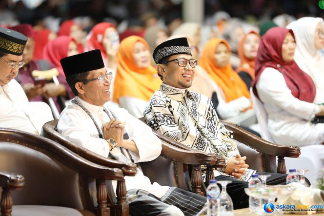 
 Wali Kota Batam, Amsakar Achmad, berbincang dengan Ustaz Wijayanto saat peringatan Maulid Nabi Muhammad SAW tingkat Kota Batam di Lapangan Bola Usman Harun, Tanjung Piayu, Sungai Beduk, Senin (24/8/2026) malam. 