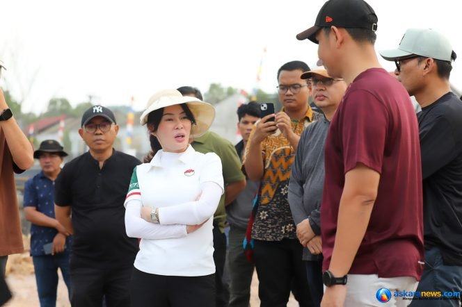 
 Wakil Wali Kota Batam, Li Claudia Chandra, meninjau sejumlah titik pembangunan drainase di Sei Beduk, Selasa (25/8/2026). 