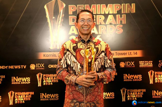 
 Kepala Badan Komunikasi Pemerintah RI, Muhammad Qodari, menyerahkan penghargaan Pemimpin Daerah Awards 2026 kepada Wali Kota Batam, Amsakar Achmad, di JCH Gedung iNews Tower, Jakarta, Kamis (27/8/2026). 