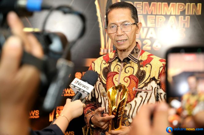 
 Wali Kota Batam, Amsakar Achmad. 