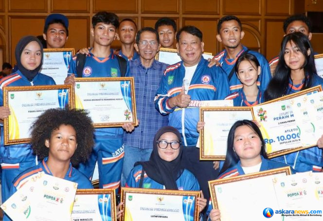 
 Gubernur Mahyeldi Lepas Kontingen MAN 1 Bukittinggi ke LKBB-PB Nasional di MPR RI