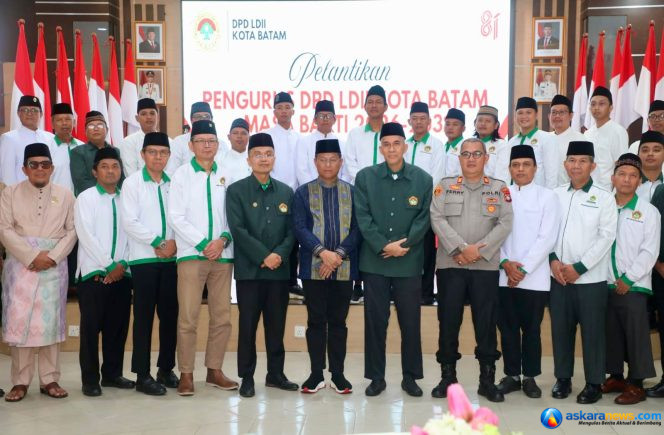 
 Sekda Batam, Firmansyah, memberikan selamat untuk ketua dan pengurus LDII Batam usai pelantikan di Kantor Wali Kota Batam, Minggu (30/8/2026). 