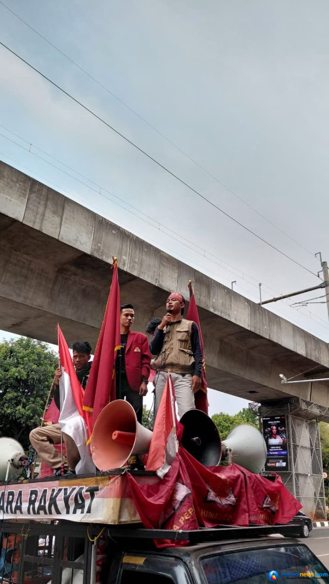 
 Massa aksi dari mahasiswa Himpunan Mahasiswa Persatuan Islam (Hima Persis) berunjuk rasa di Kejaksaan Agung, Jakarta Selatan, Selasa (4/8/2026).