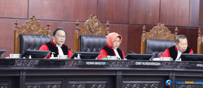 
 Hakim Konsitusi Enny Nurbaningsih saat memimpin sidang panel Pemeriksaan Pendahuluan (I) Perkara Nomor 301/PUU-XXIV/2026 didampingi Hakim Konstitusi Ridwan Mansyur dan Arsul Sani. Foto Humas/Fauzan