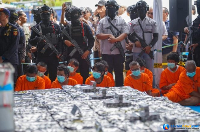 
 Kapal MV Ocean Porter yang dihentikan BNN, Bea Cukai, dan Polda Kepri dalam pengungkapan kasus 2,6 ton sabu di wilayah Karimun.