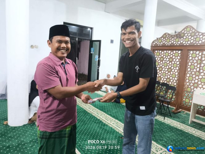 
 Ketua Bank Sampah Barokah Salurkan Bantuan Rp7 Juta untuk Panitia Maulid Nabi di Kapudenok Julalen