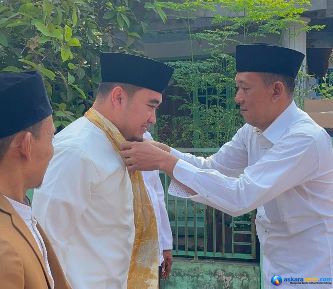 
 Wali Kota Cilegon Robinsar Terima Slempang Kehormatan Saat Hadiri Maulid Nabi di Kapudenok Julalen
