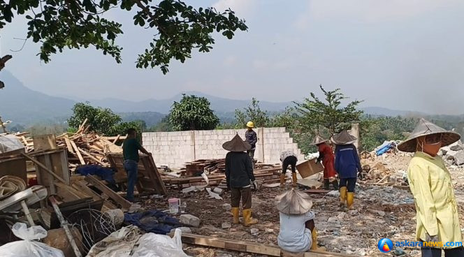 
 Kepedulian Terhadap Lingkungan, PT. TMT Perdayakan Warga Setempat Memilah dan Memilih Sampah Limbah Sisa Industri