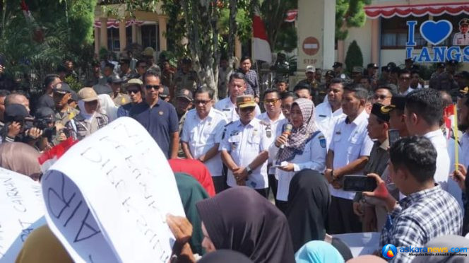 
 Kecewa!  Sekda Kota Langsa Pergi Tinggalkan Massa Aksi Korban Banjir Langsa Tanpa Jawaban