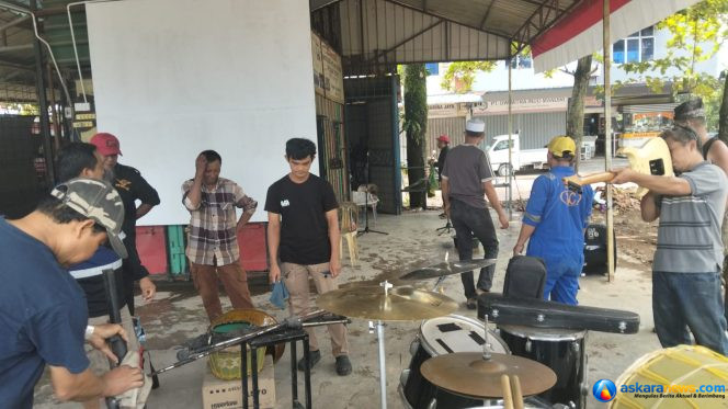 
 Laskar Melayu Bersatu Kepri Kota Batam Gotong Royong di Mabes Taman Carina, Lanjut Silaturahmi ke Pantai Setokok